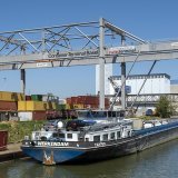 Un porte-conteneurs dans le port de Bâle. En 2024, si on peut s'attendre à une reprise de la demande mondiale et des exportations, la consommation pourrait perdre de sa vigueur, estime le Seco. (archives)